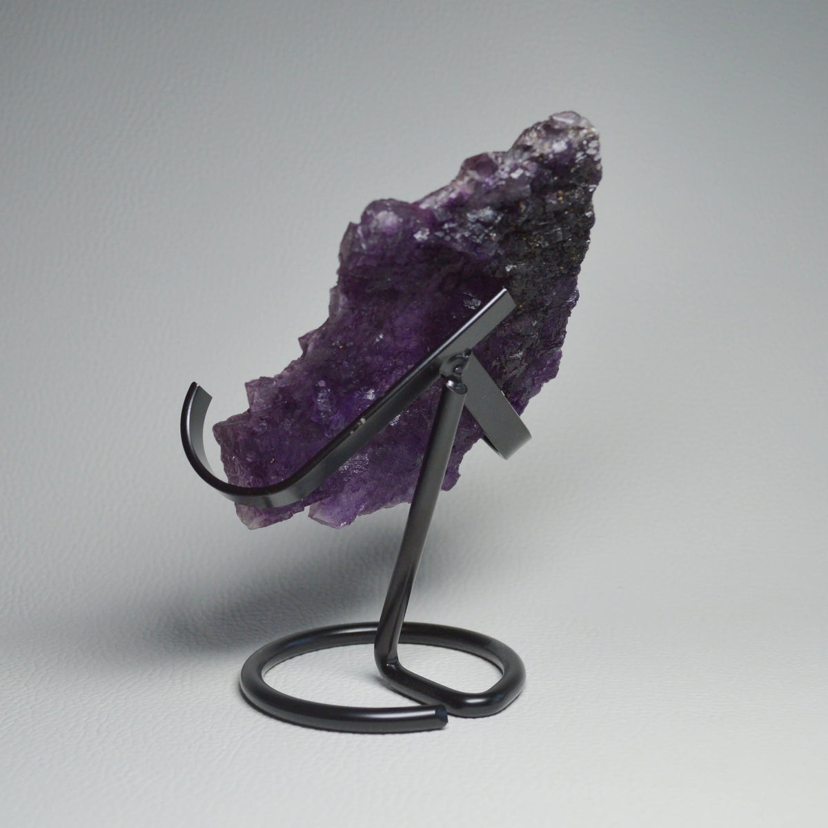 Violetter Fluorit auf Metallhalterung