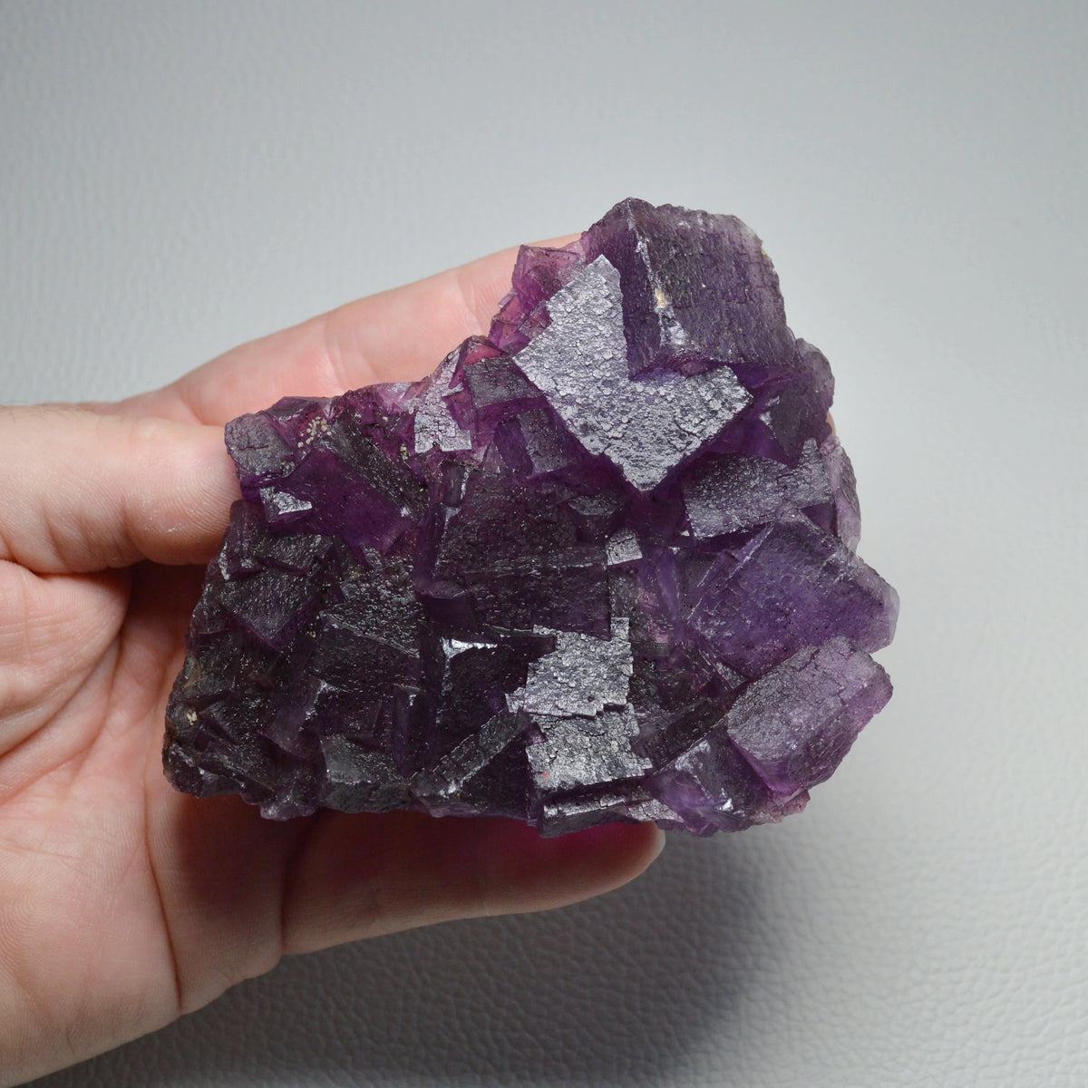 Violetter Fluorit auf Metallhalterung