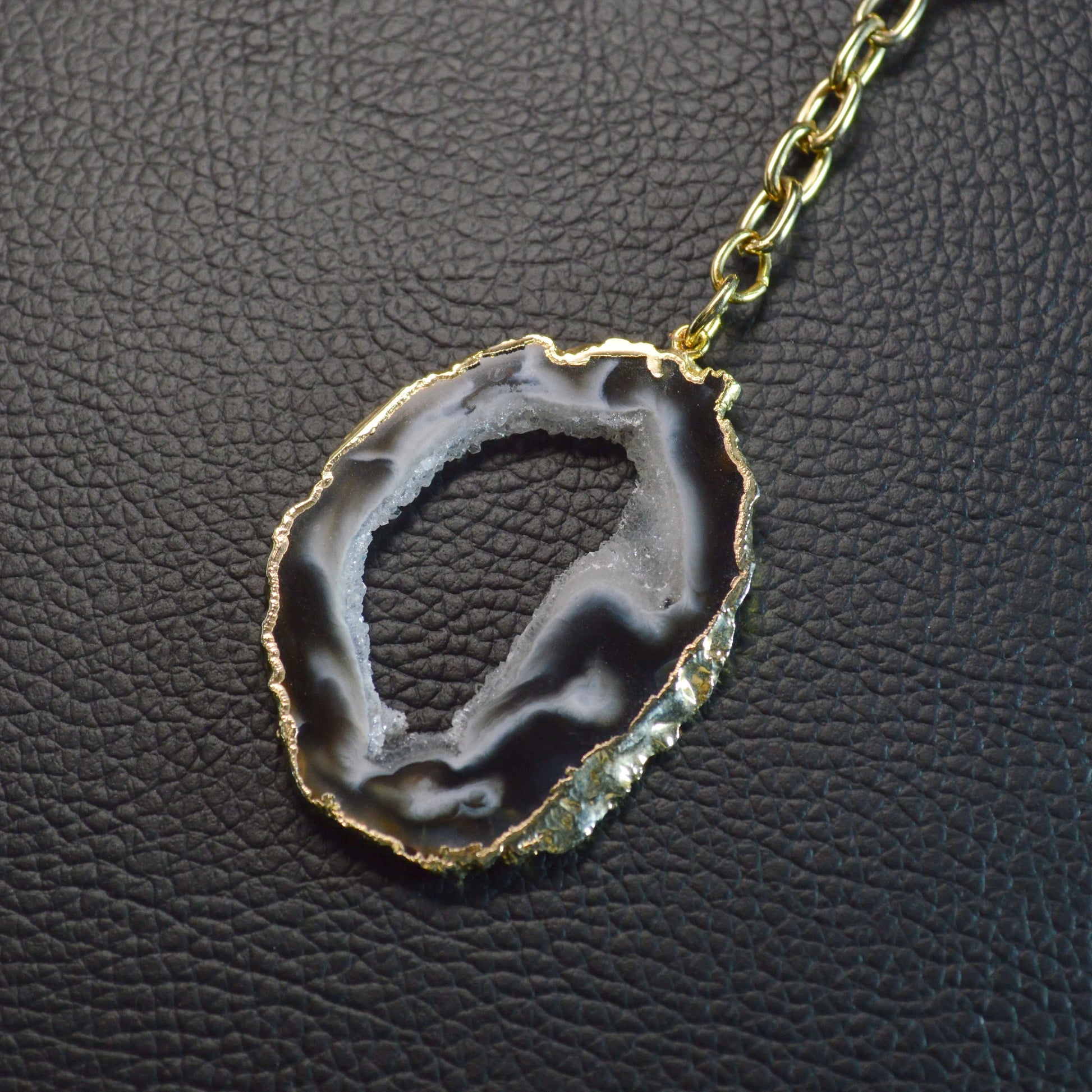 Goldener Achat Geode Schlüsselanhänger, auch Nussgeode genannt – handverlesenes Unikat für Taschen oder Schlüssel.