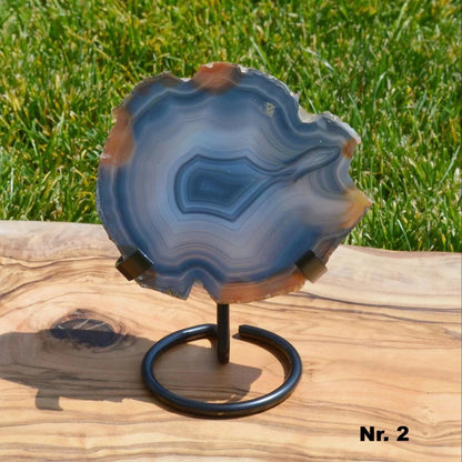 Mehrfarbige Achat Scheibe auf Halterung – Vorderansicht Nr.2, Unikat aus gefärbtem Naturstein.