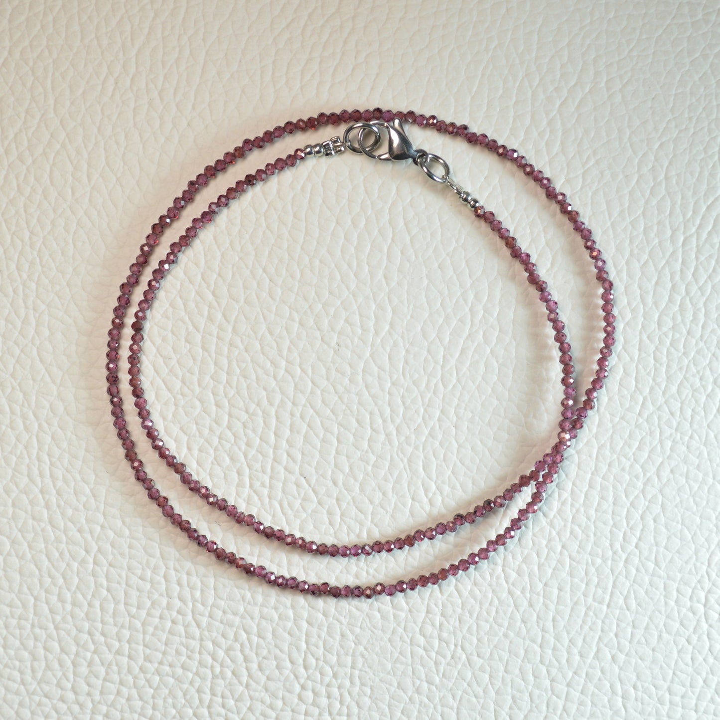 Almandin-Granat Halskette aus 2mm facettierten Natursteinperlen, 45 cm lang, mit Metallverschluss – Edelsteinschmuck.