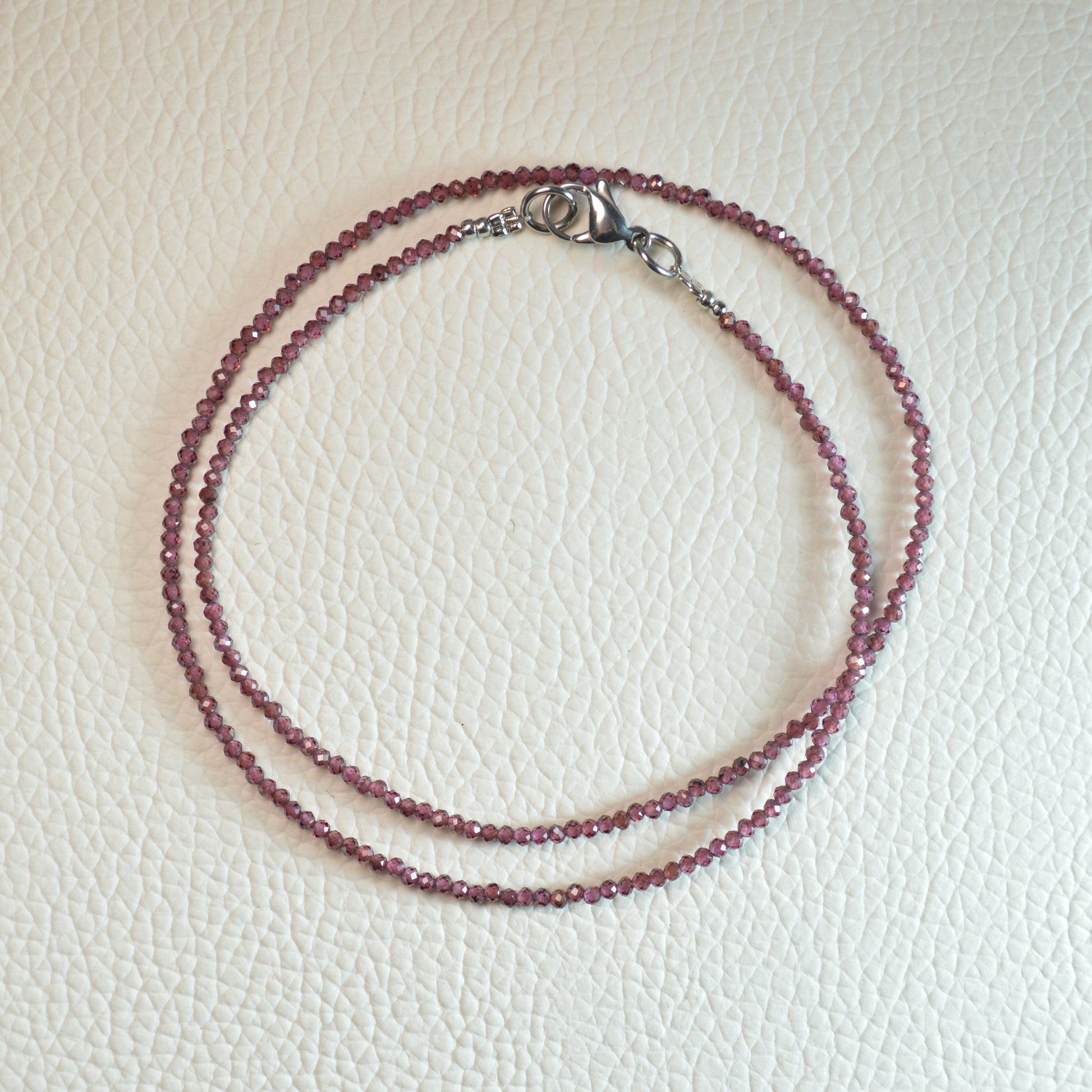 Almandin-Granat Halskette aus 2mm facettierten Natursteinperlen, 45 cm lang, mit Metallverschluss – Edelsteinschmuck.