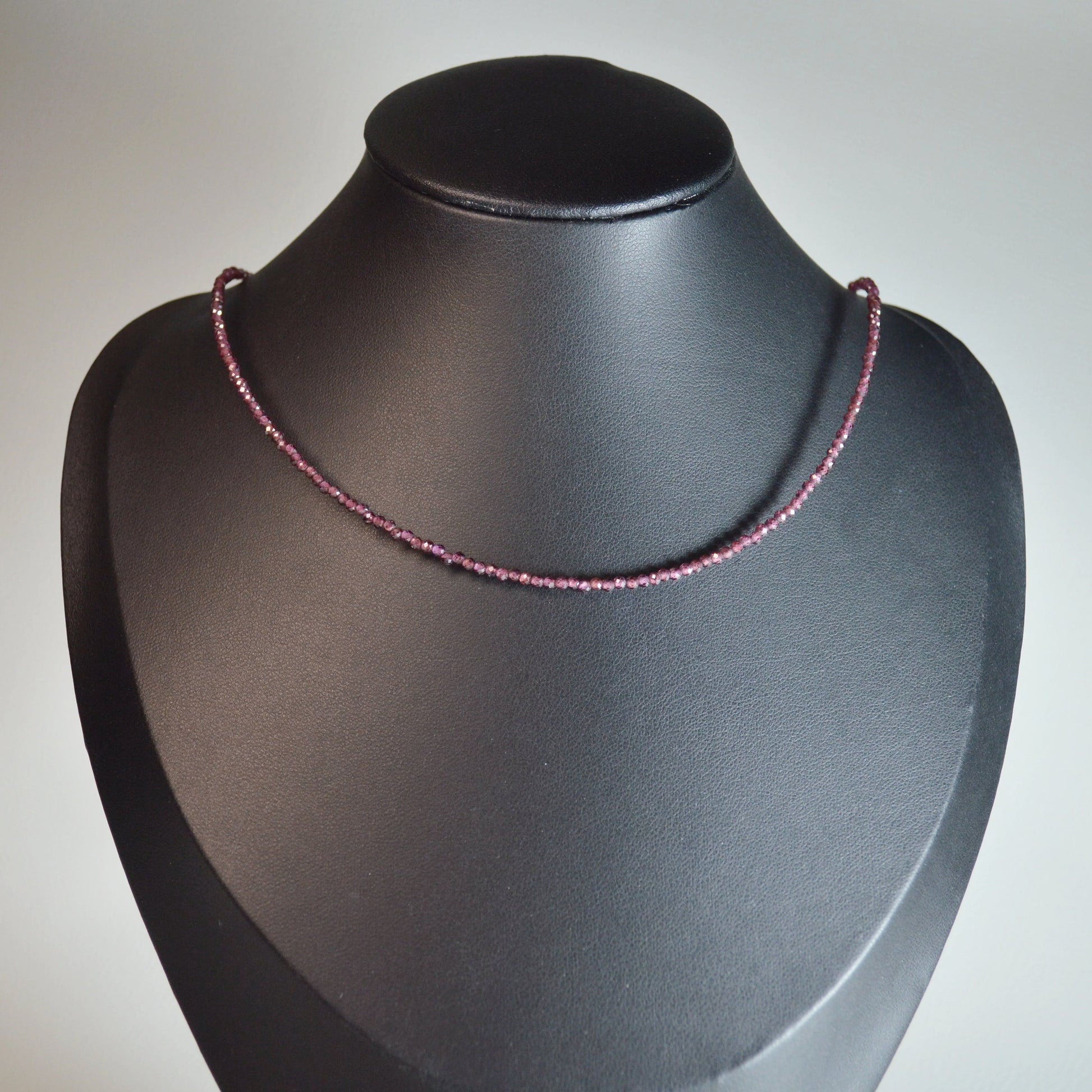 Almandin Granat Perlenkette aus 2mm Naturstein – Kristallschmuck mit Metallverschluss auf Büste.