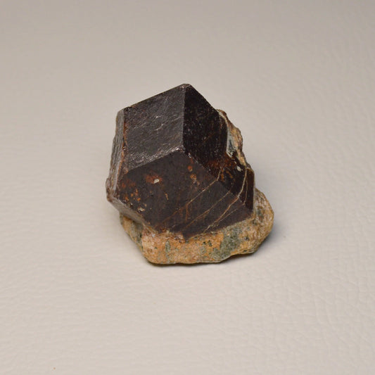 Almandin-Granat auf Glimmer