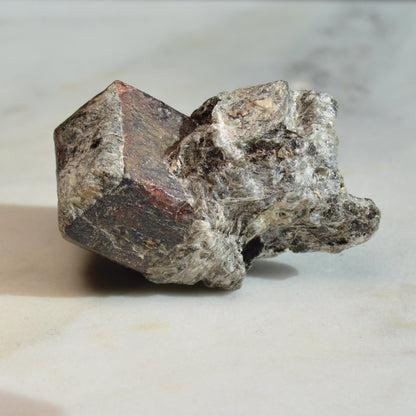 Almandin-Granat auf Glimmer