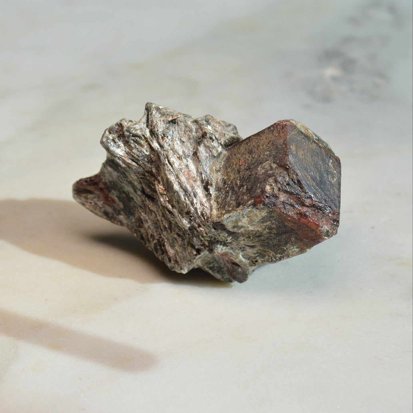 Almandin-Granat auf Glimmer