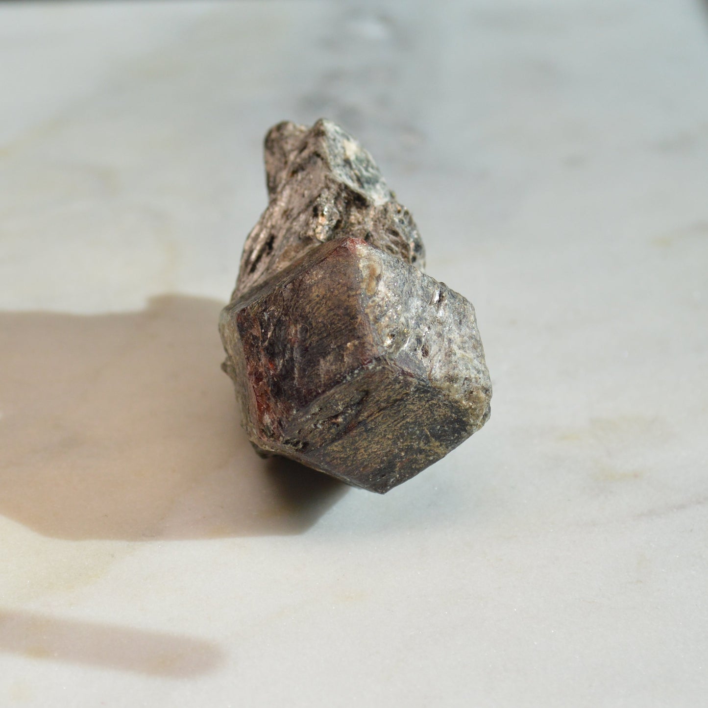 Almandin-Granat auf Glimmer