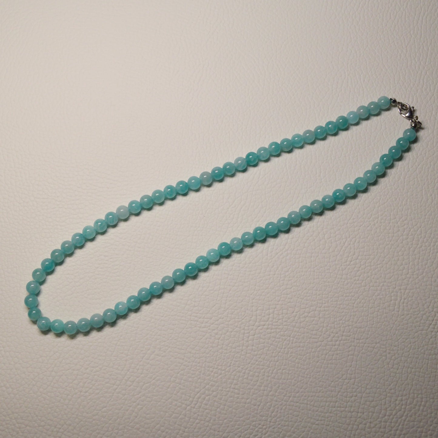 Amazonit Perlenkette aus 6mm Naturstein – Kristallschmuck mit Metallverschluss. Gesamtansicht.