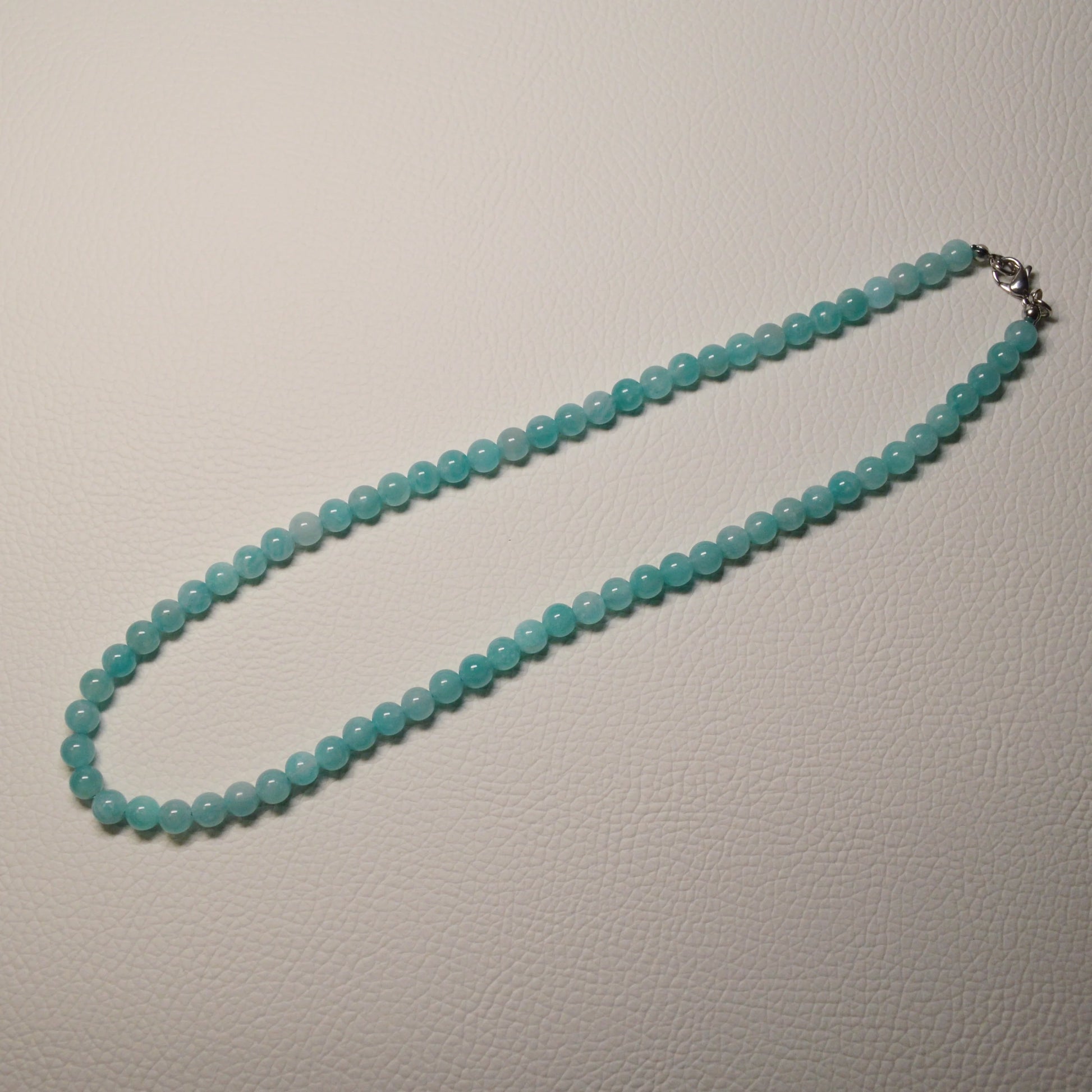 Amazonit Perlenkette aus 6mm Naturstein – Kristallschmuck mit Metallverschluss. Gesamtansicht.