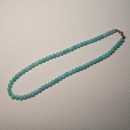 Amazonit Perlenkette aus 6mm Naturstein – Kristallschmuck mit Metallverschluss. Gesamtansicht.