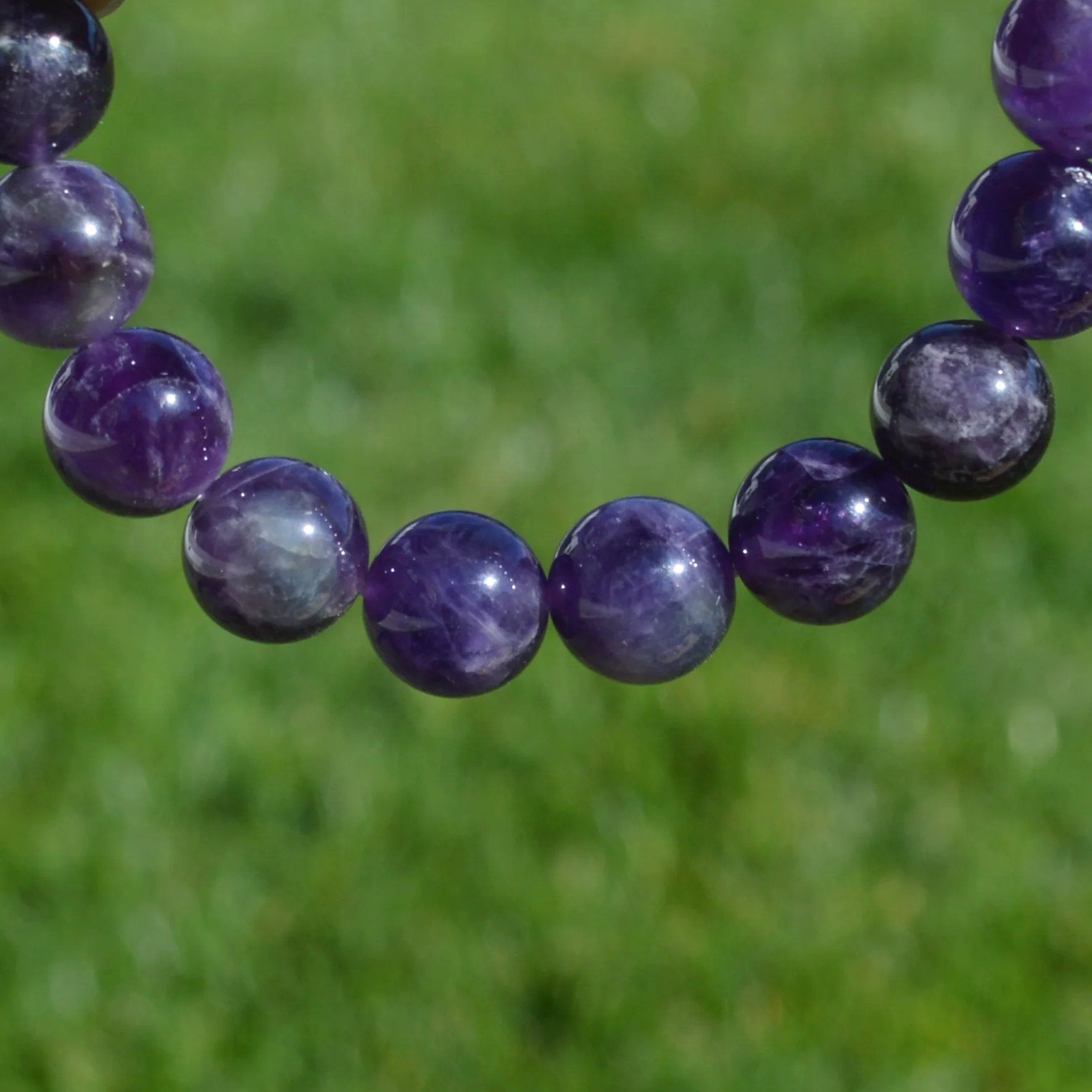 Amethyst Armband mit 10mm Kugelperlen aus Brasilien - hochwertige Verarbeitung. Nahansicht.