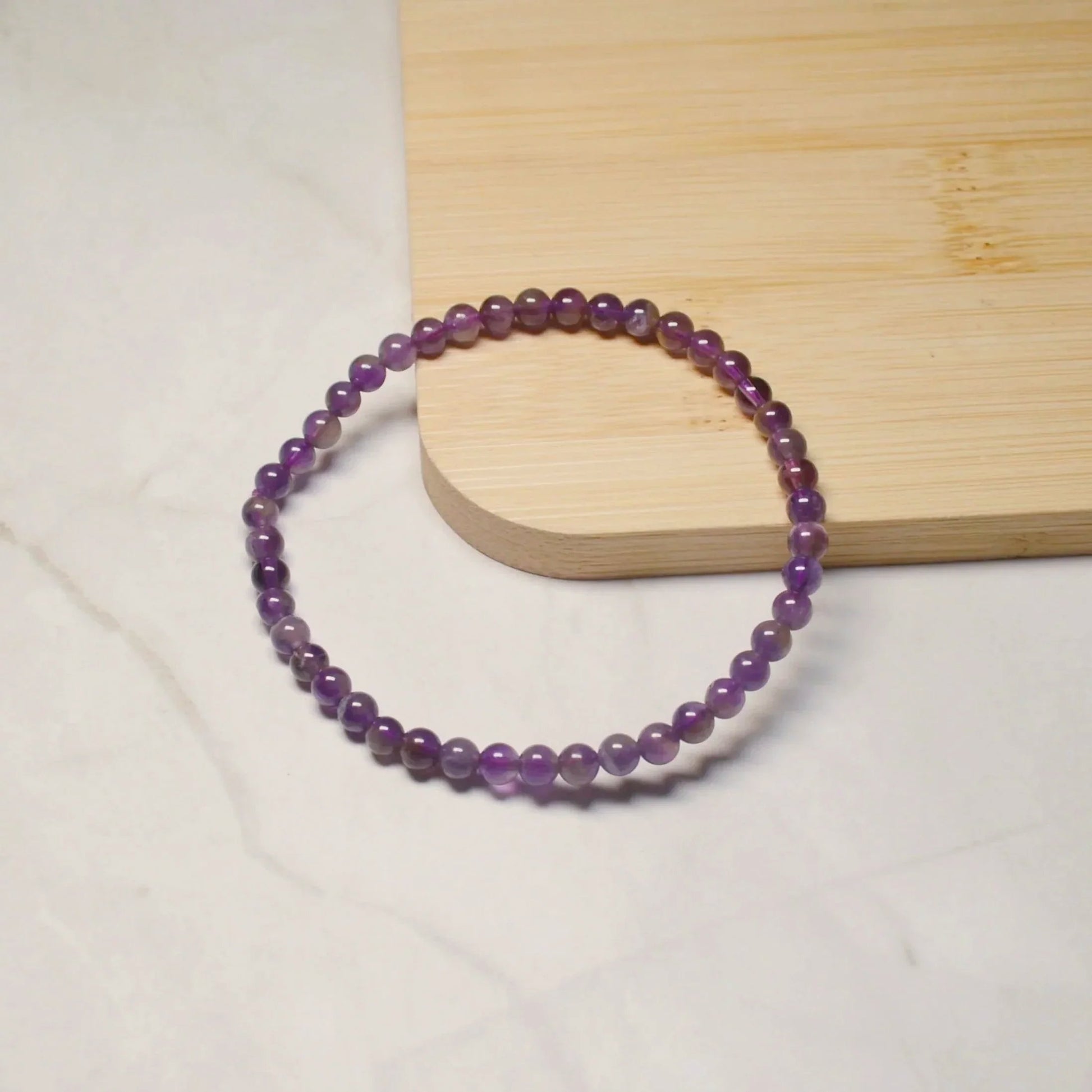 Amethyst Armband mit hochwertigen 4mm Perlen, handgefertigt und naturbelassen - Einzelansicht.