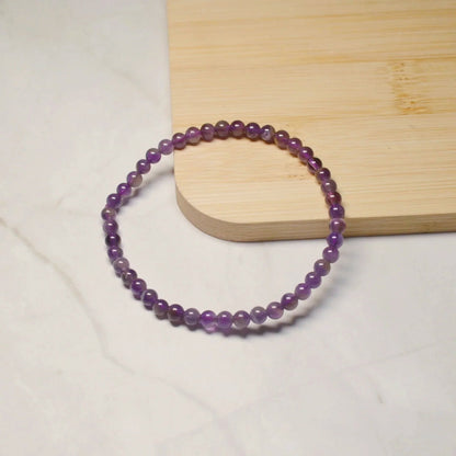 Amethyst Armband mit hochwertigen 4mm Perlen, handgefertigt und naturbelassen - Einzelansicht.