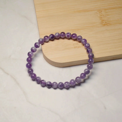 Amethyst Armband mit hochwertigen 6mm Perlen, handgefertigt und naturbelassen - Einzelansicht.
