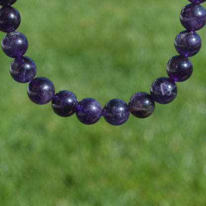 Amethyst Armband mit 8mm Kugelperlen aus Uruguay - hochwertige Verarbeitung. Nahansicht.