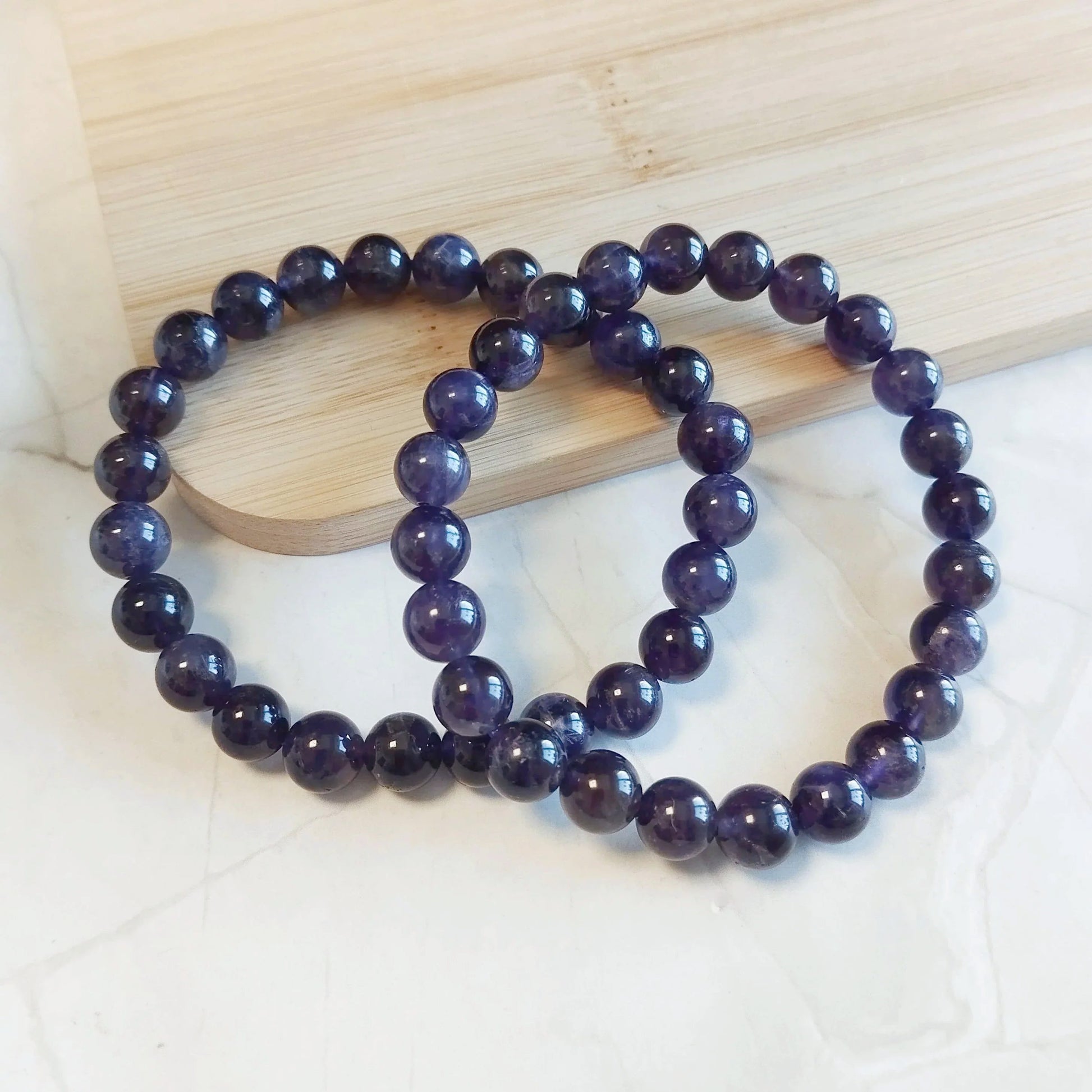Amethyst Armband aus Uruguay mit dunkelvioletten 8mm Perlen. Echter Edelsteinschmuck.