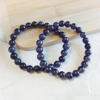 Amethyst Armband aus Uruguay mit dunkelvioletten 8mm Perlen. Echter Edelsteinschmuck.