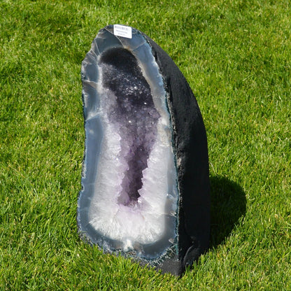 Seitenansicht der Amethyst Druse mit Achat-Rand von Natural Crystals – intensives Lila, Naturstein-Unikat.