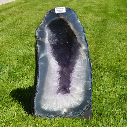 Seitlicheansicht der Amethyst Druse mit Achat-Rand von Natural Crystals – intensives Lila, Naturstein-Unikat.