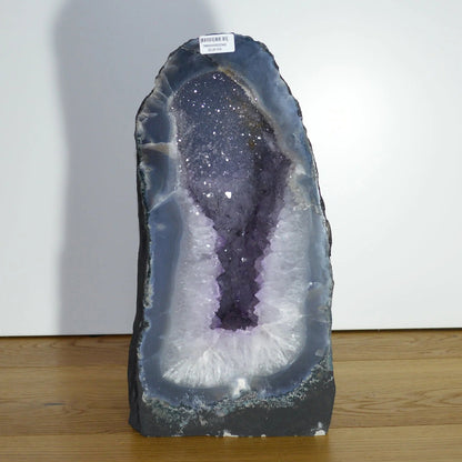Vorderansicht der Amethyst Druse mit Achat-Rand von Natural Crystals – Naturstein-Unikat und Kristall-Deko.
