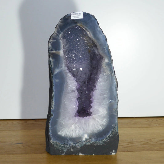 Vorderansicht der Amethyst Druse mit Achat-Rand von Natural Crystals – Naturstein-Unikat und Kristall-Deko.