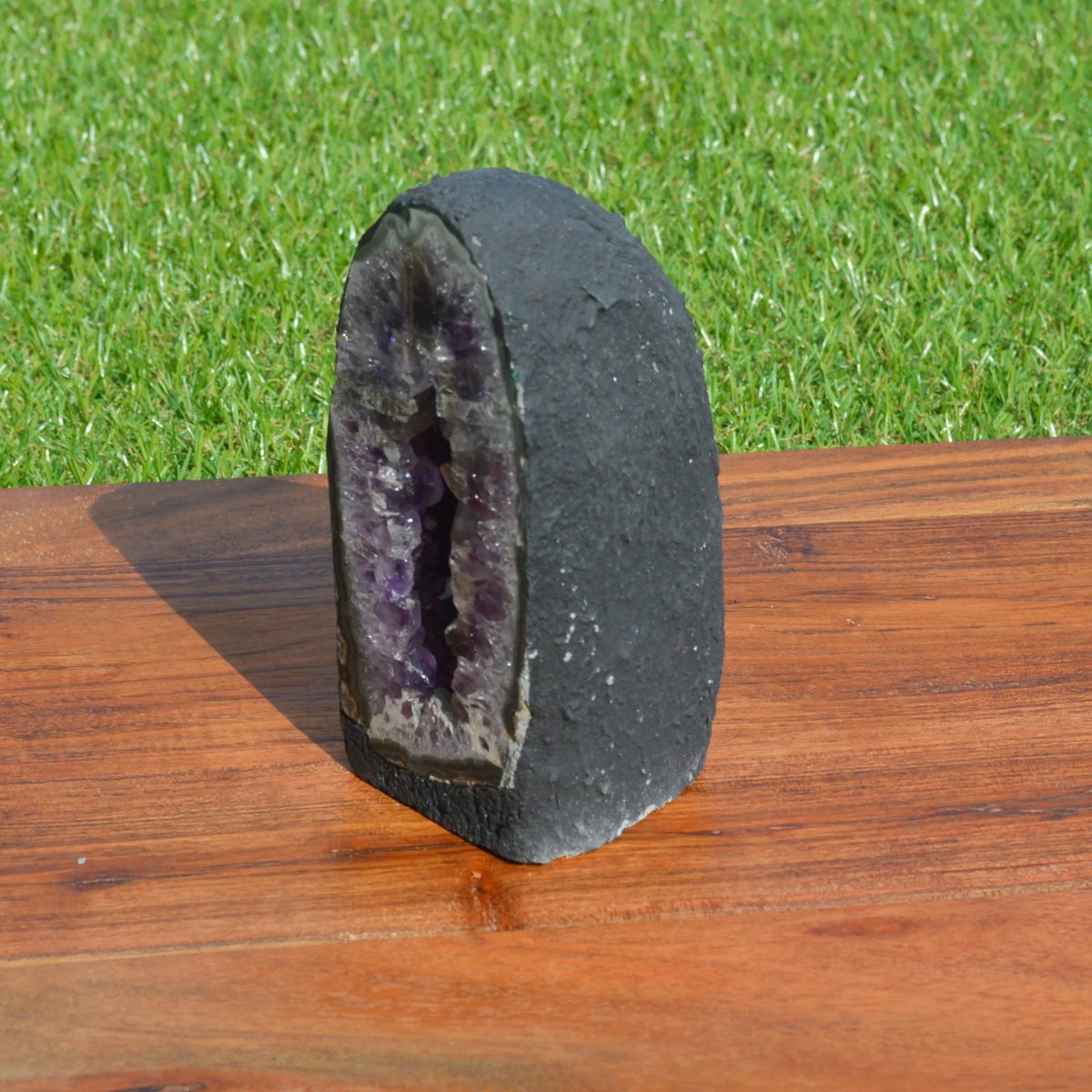 Seitliche Ansicht der natürlichen Amethystdruse mit sichtbaren Amethystkristallen.