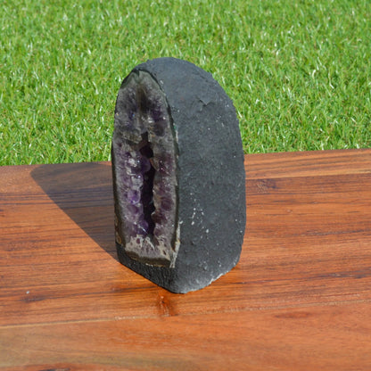 Seitliche Ansicht der natürlichen Amethystdruse mit sichtbaren Amethystkristallen.