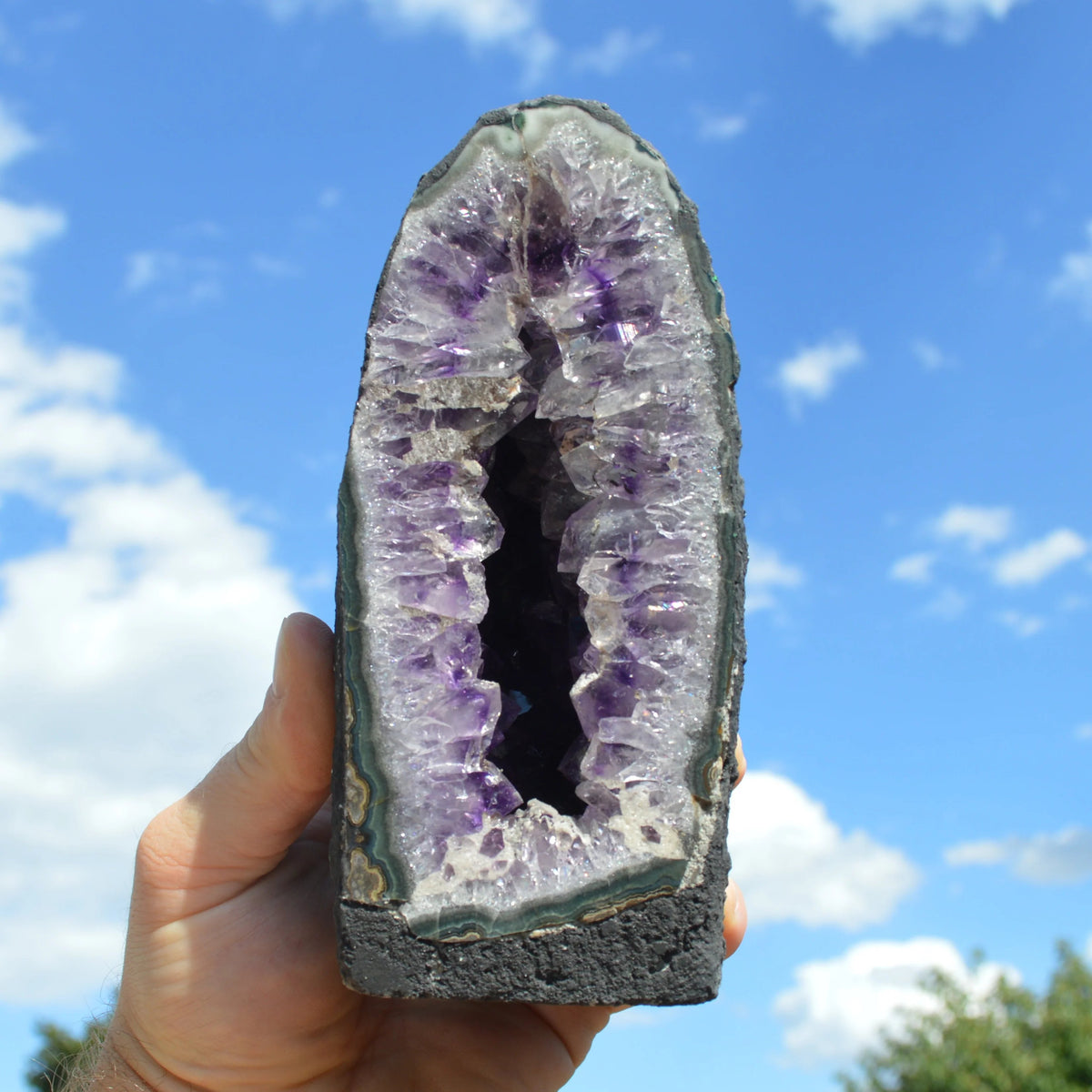 Amethyst Druse aus Brasilien mit beeindruckender natürlicher Kristallstruktur.