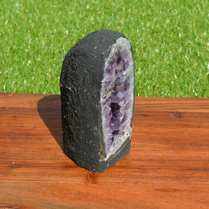 Natürliche Amethystdruse 1,26kg aus Brasilien. Seitenansicht.