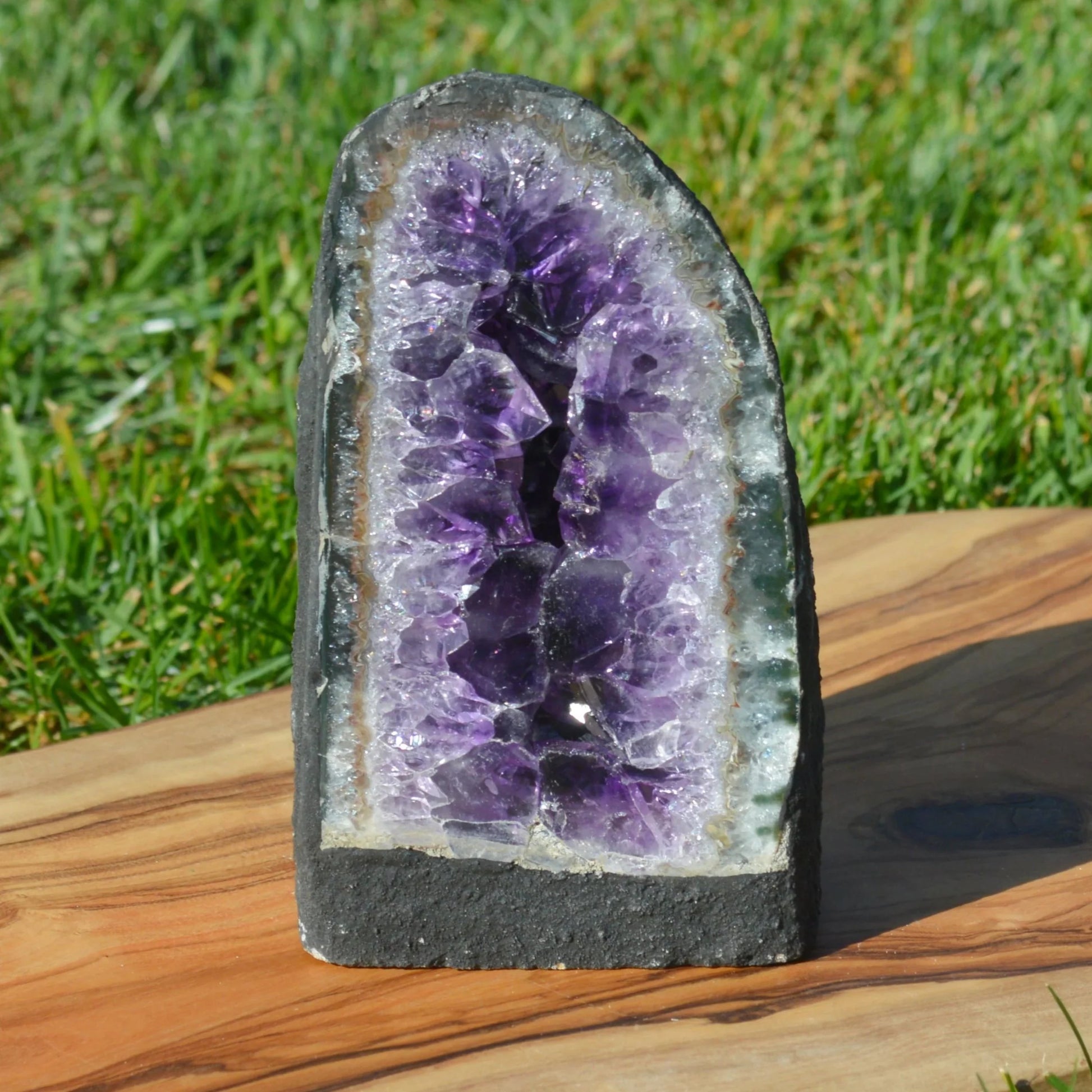 Amethyst Druse mit intensivem Lila, Naturstein-Unikat von Natural Crystals – Kristall-Deko und Sammlerstück.