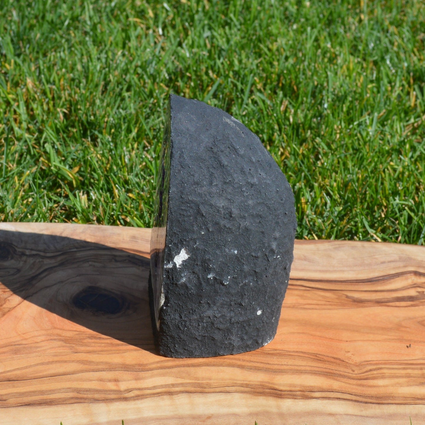 Natural Crystals Amethyst Druse mit intensivem Lila, Naturstein-Unikat, Seitliche Ansicht.