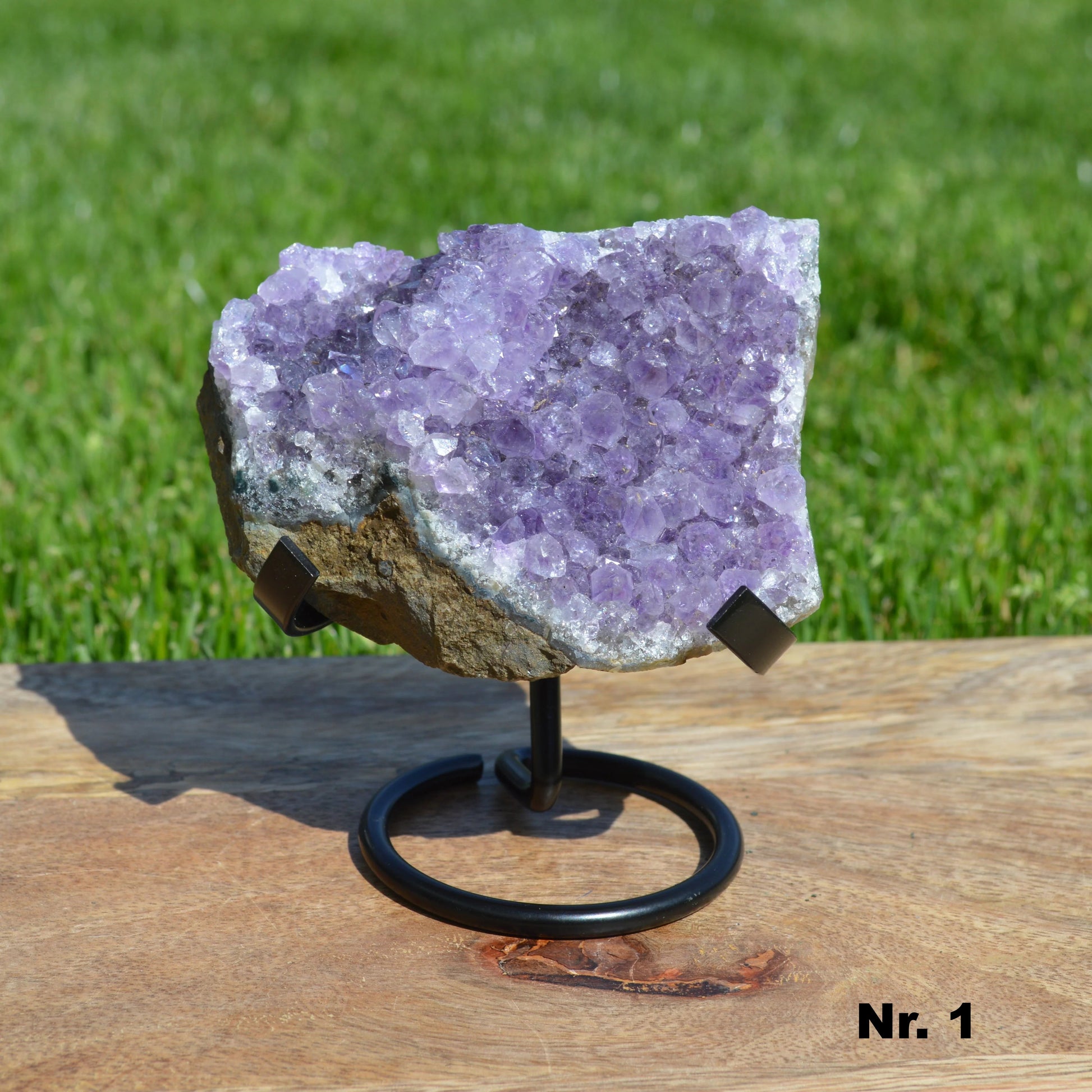 Amethyst auf Halterung – Vorderansicht, dekorativer Naturstein, Kristall-Deko.