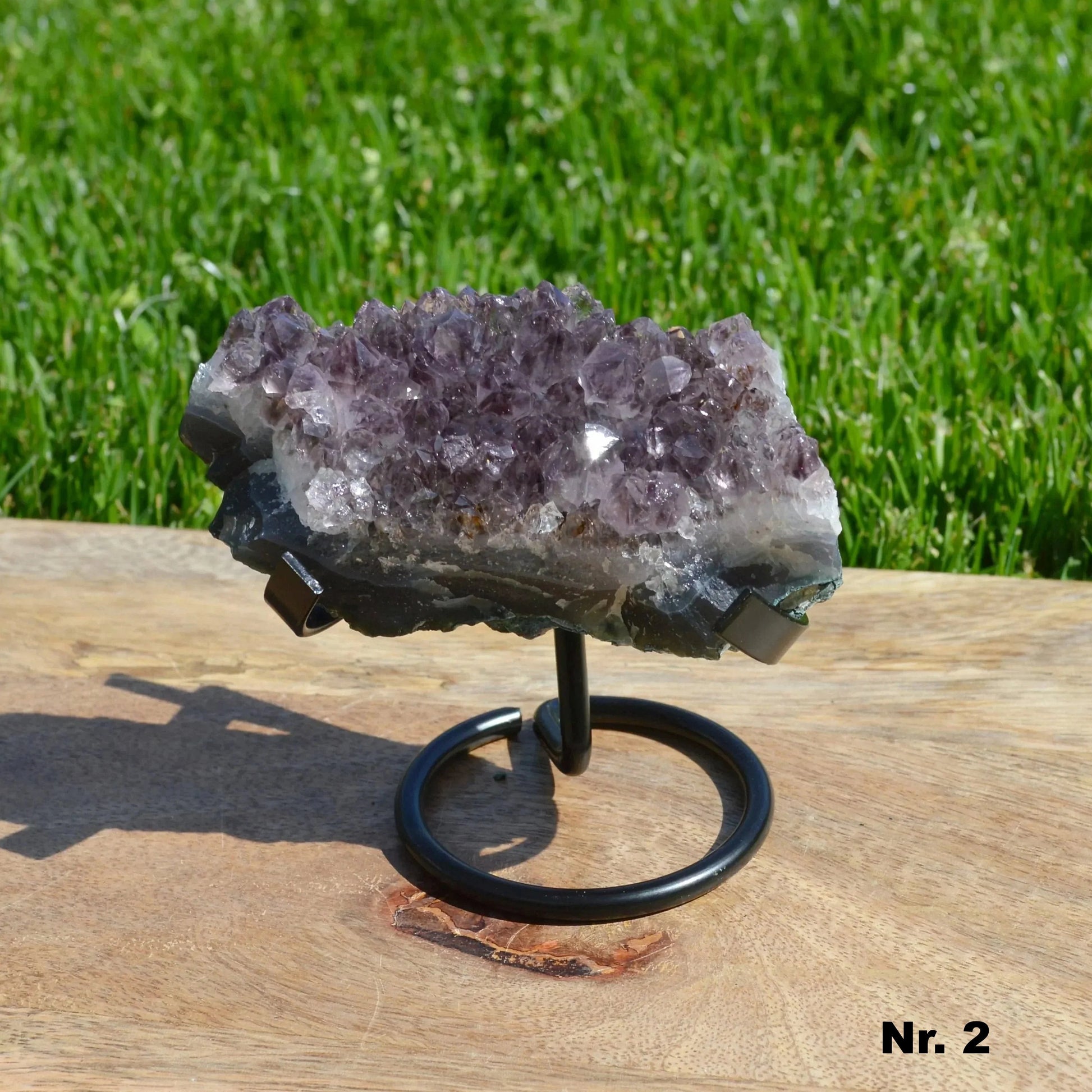 Amethyst auf Halterung – Vorderansicht, kompakter Naturstein, Kristall-Deko.