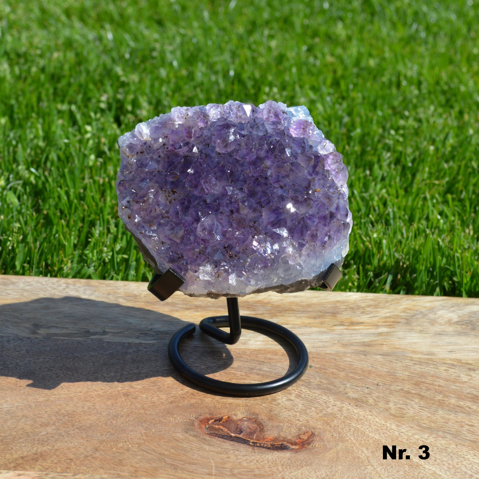 Amethyst auf Halterung – Vorderansicht, Naturstein-Unikat, Kristall-Deko.