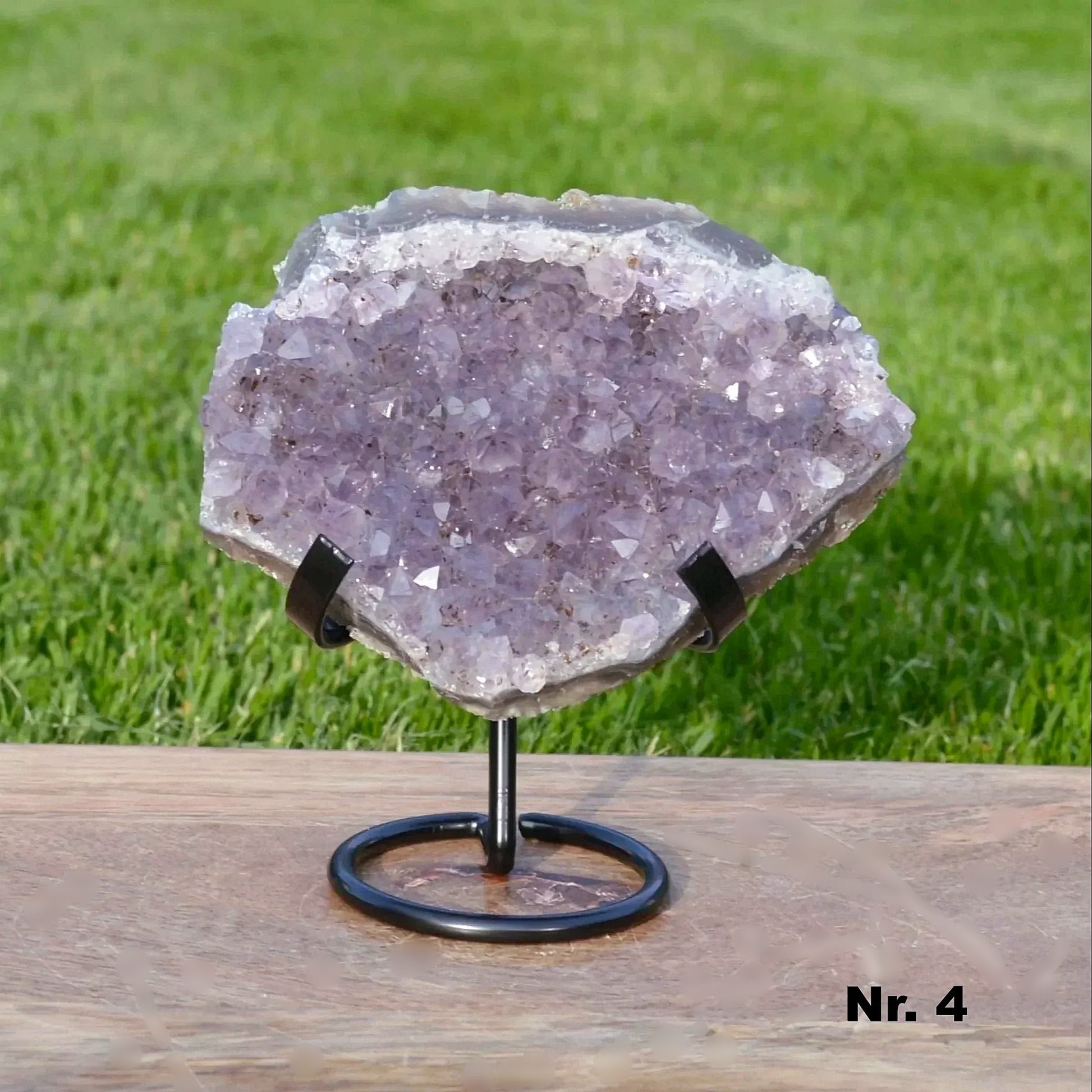 Amethyst auf Halterung – Vorderansicht, dekoratives Kristall-Unikat aus Naturstein.