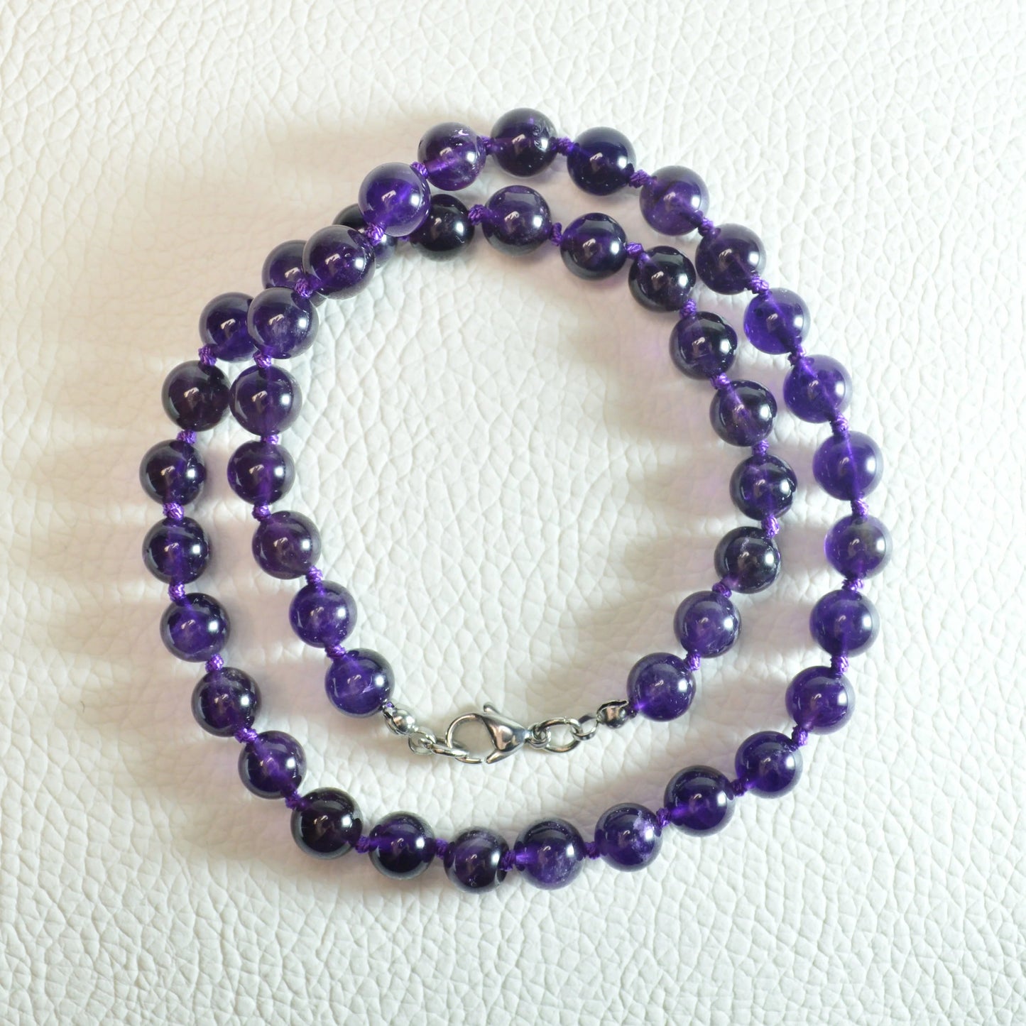 Amethyst Halskette aus 8mm Natursteinperlen, 45 cm lang, mit Metallverschluss – hochwertiger Edelsteinschmuck.