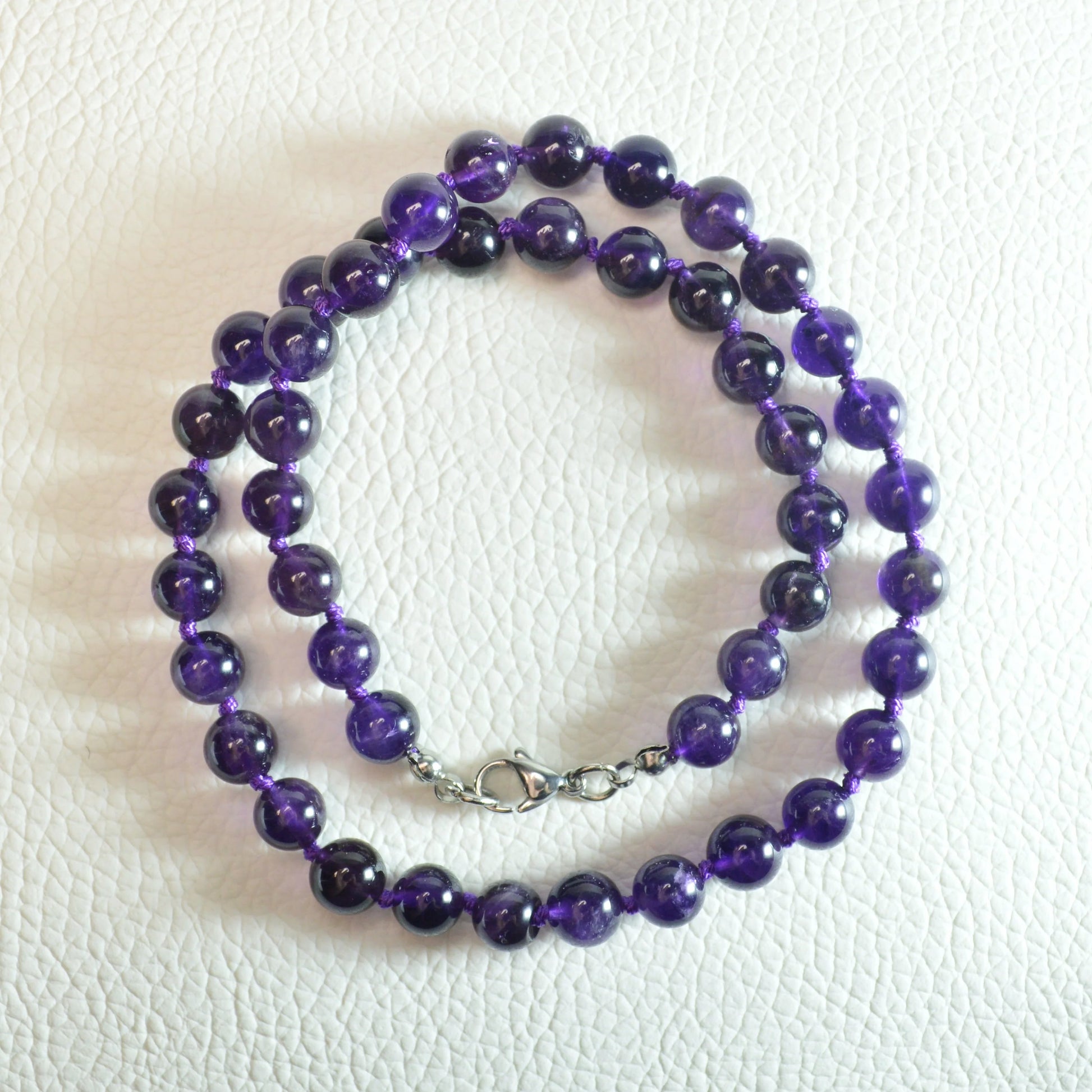 Amethyst Halskette aus 8mm Natursteinperlen, 45 cm lang, mit Metallverschluss – hochwertiger Edelsteinschmuck.