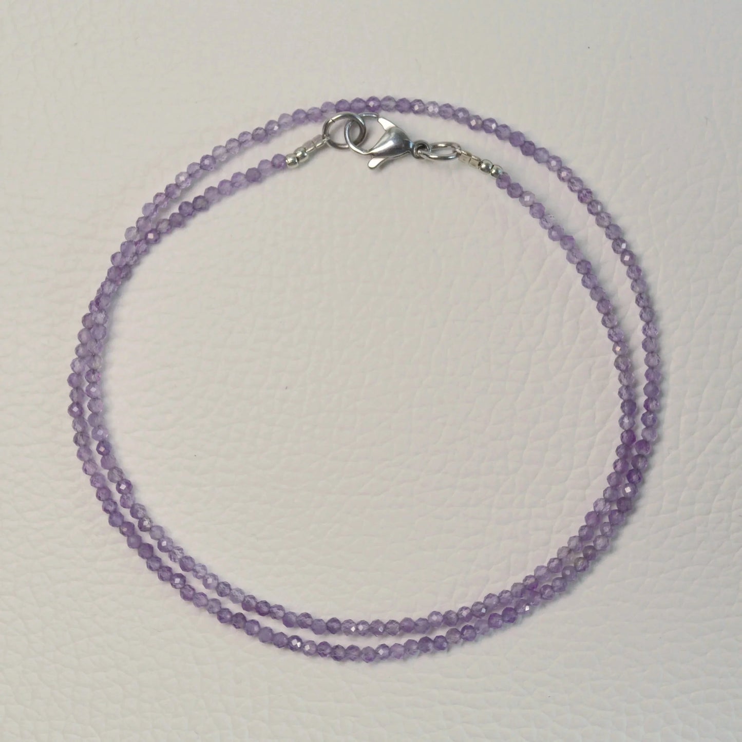Amethyst Halskette aus 2mm facettierten Natursteinperlen, 45 cm lang, mit Metallverschluss – Edelsteinschmuck.