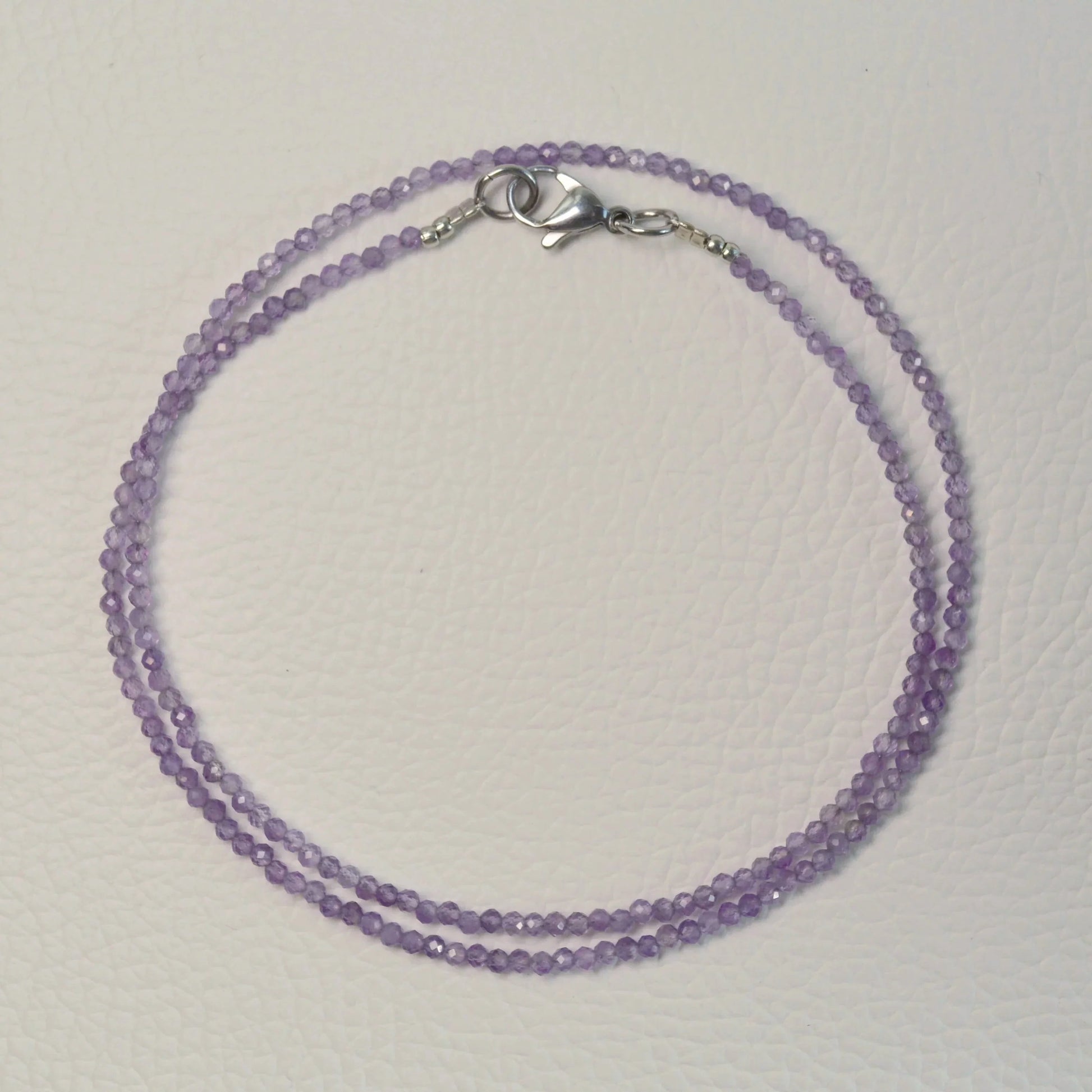 Amethyst Halskette aus 2mm facettierten Natursteinperlen, 45 cm lang, mit Metallverschluss – Edelsteinschmuck.