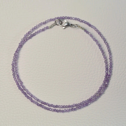 Amethyst Halskette aus 2mm facettierten Natursteinperlen, 45 cm lang, mit Metallverschluss – Edelsteinschmuck.