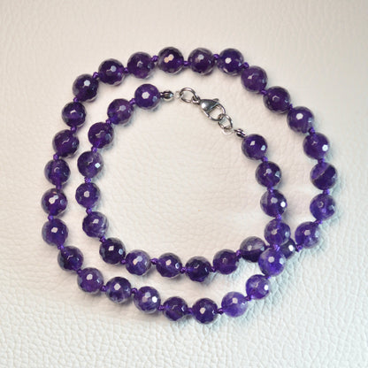 Amethyst Halskette aus 8mm facettierten Natursteinperlen, 45 cm lang, mit Metallverschluss – Edelsteinschmuck.