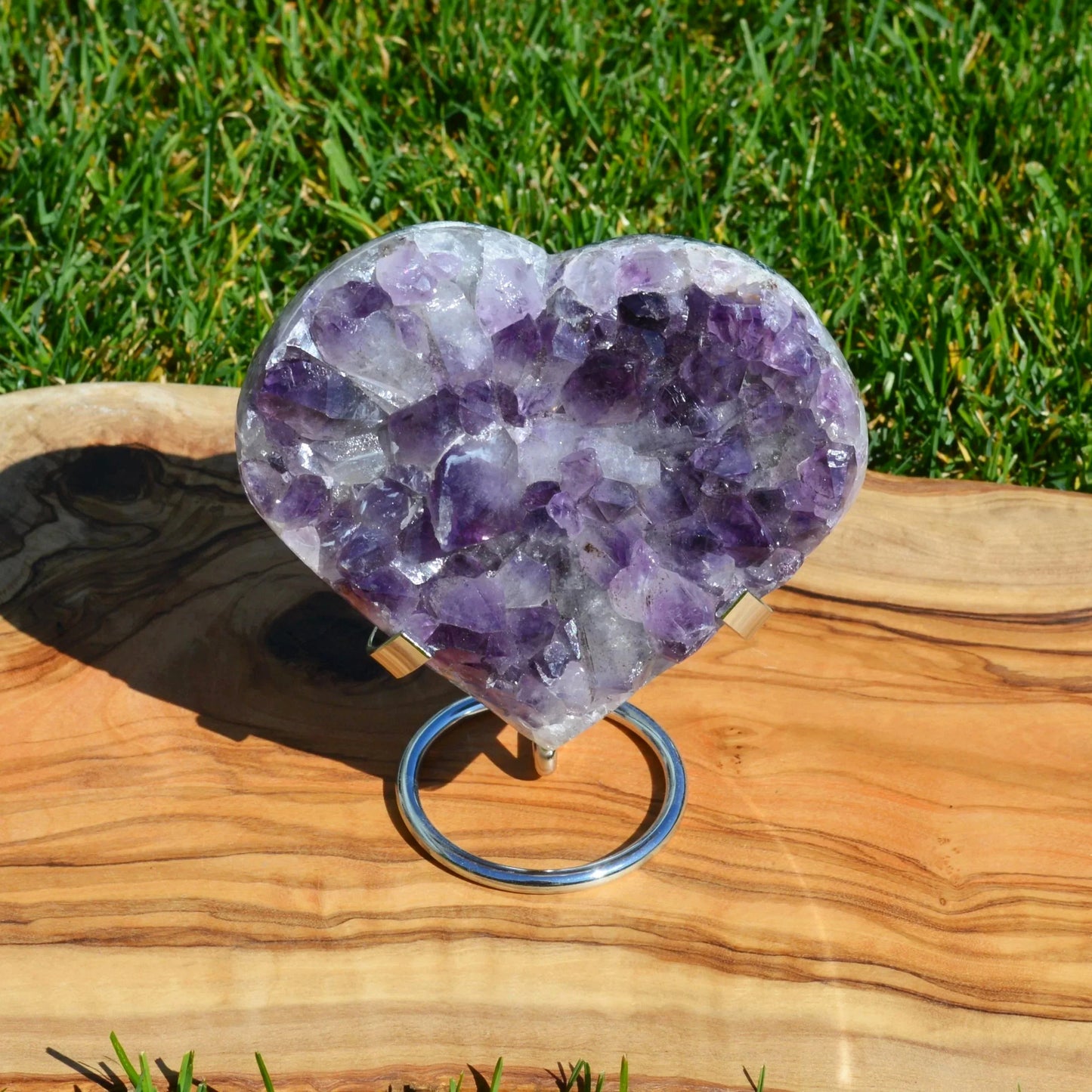 Amethystdrusen Herz auf Halterung – Vorderansicht, edle Kristall-Deko aus echtem Naturstein.