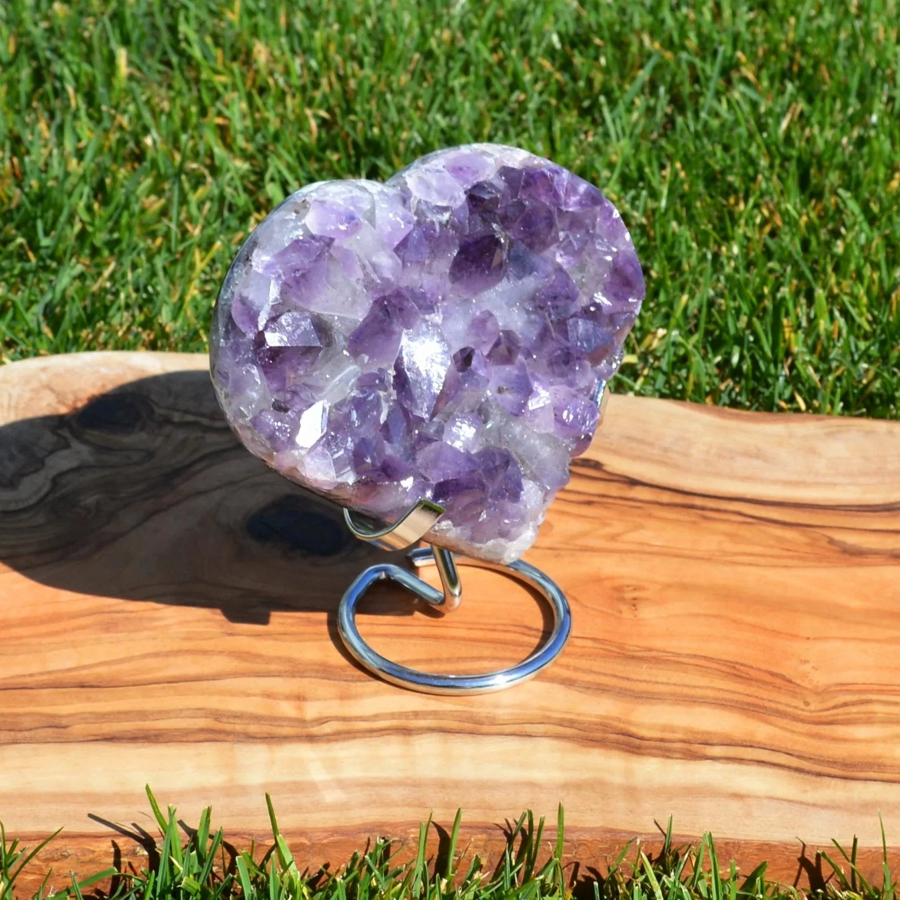 Amethystdrusen Herz auf Halterung – Seitenansicht, einzigartiges Naturstein-Unikat.