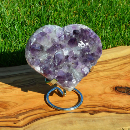 Amethystdrusen Herz auf Halterung – Blick auf die Vorderseite und Halterung.