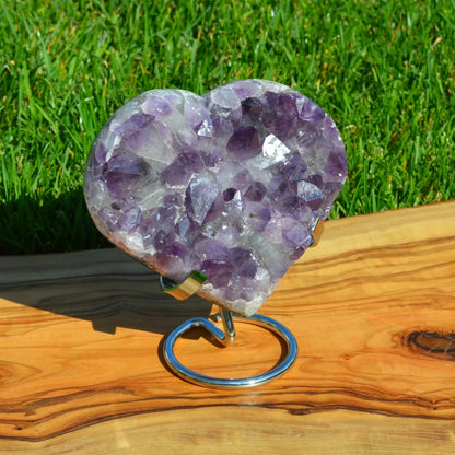 Amethystdrusen Herz auf Halterung – seitlichere Aufnahme der Kristallstruktur.