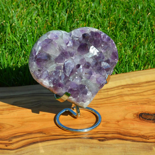 Amethystdrusen Herz auf Halterung – seitlichere Aufnahme der Kristallstruktur.
