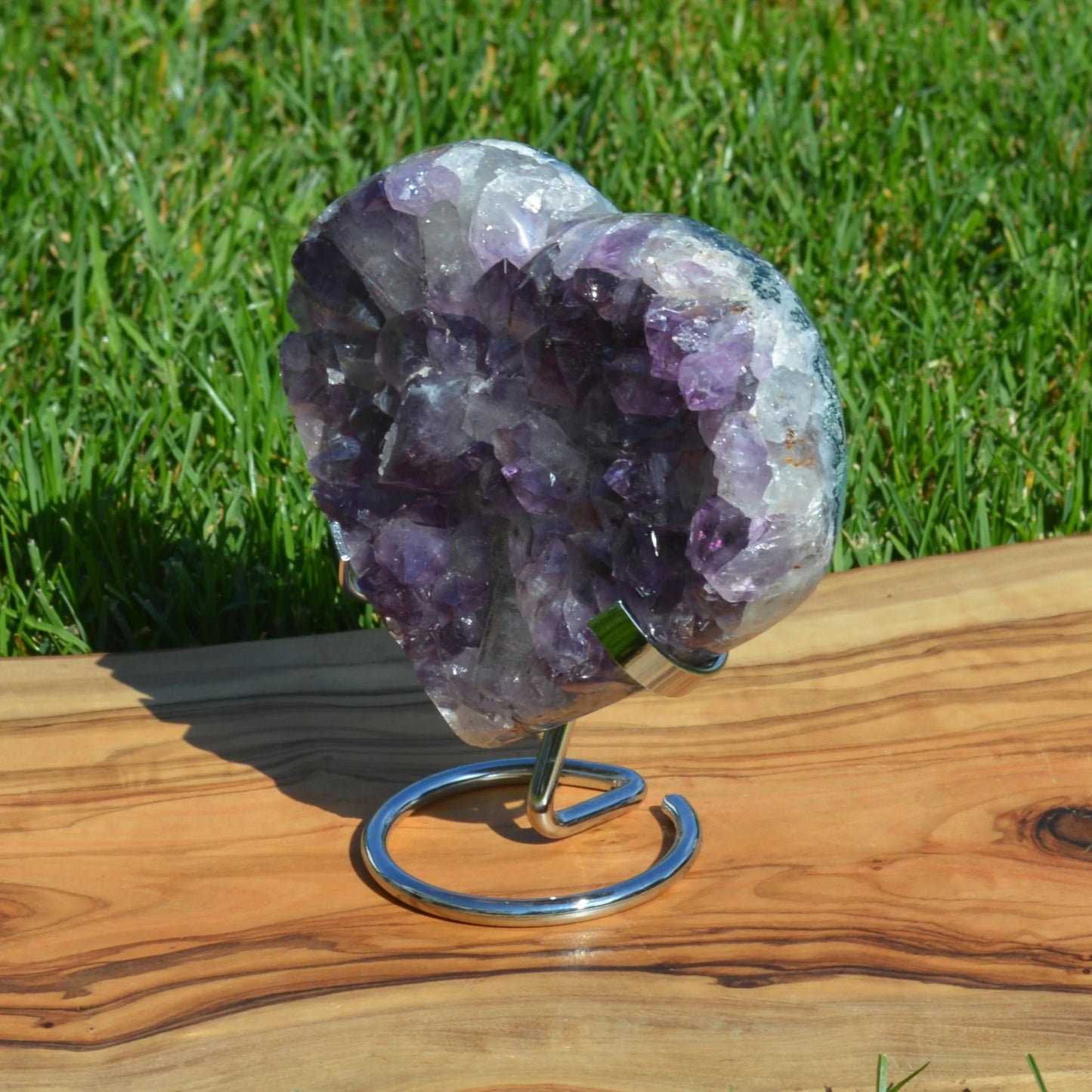 Amethystdrusen Herz auf Halterung – seitenansicht. Wunderschönes dekoratives Kristall-Unikat.