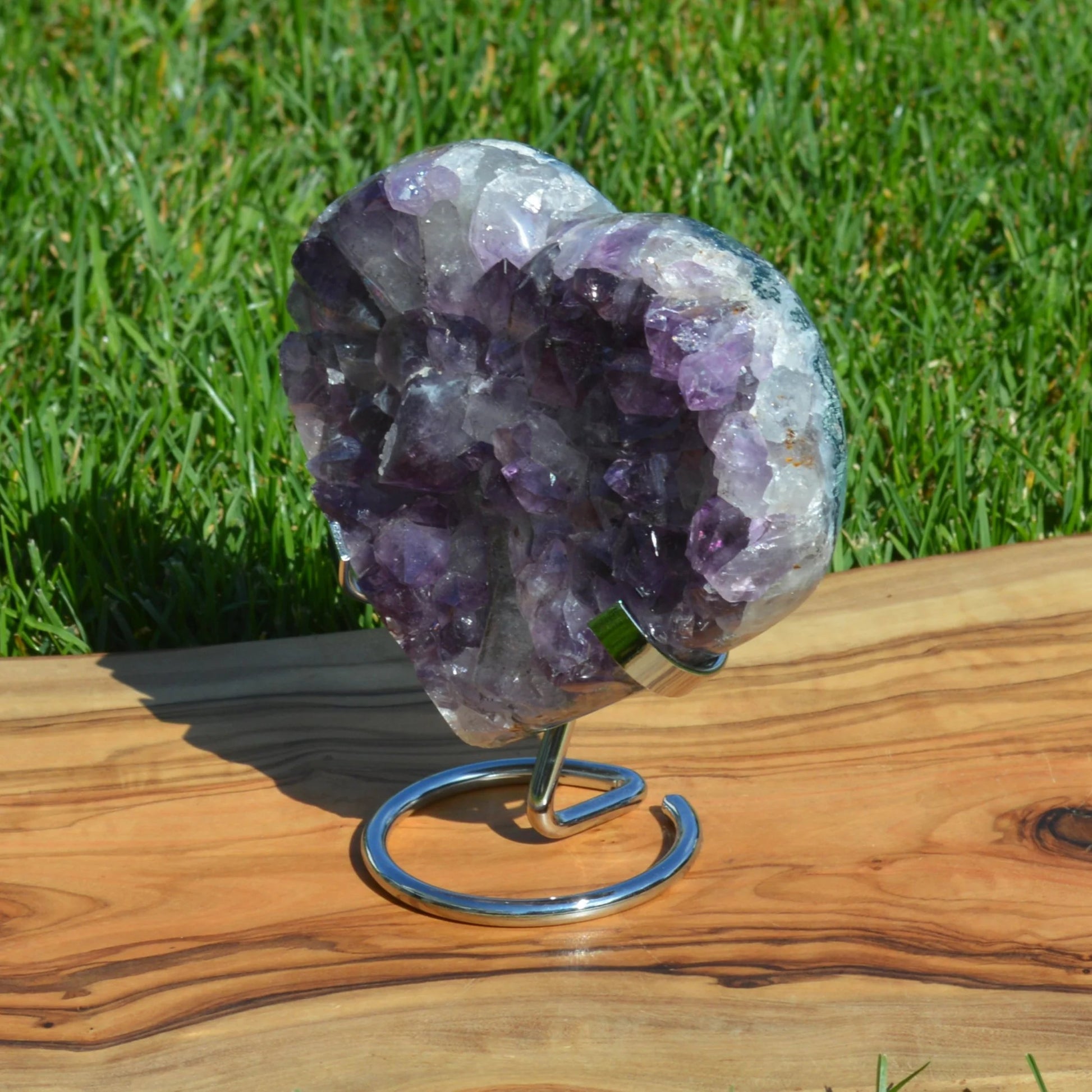 Amethystdrusen Herz auf Halterung – seitenansicht. Wunderschönes dekoratives Kristall-Unikat.