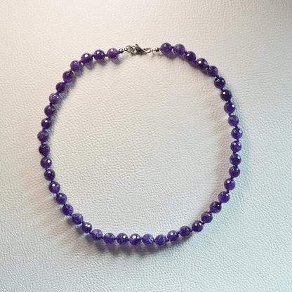 Amethyst Kette aus 8mm Perlen – Kristallschmuck mit Metallverschluss. Hochwertiger Edelsteinschmuck.