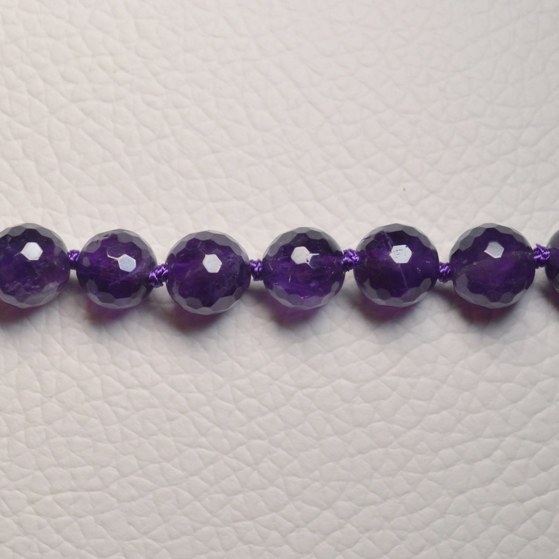 Amethyst Kette aus 8mm Perlen – Kristallschmuck mit Metallverschluss. Nah.